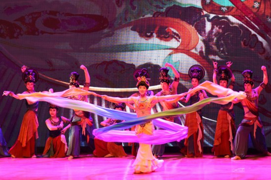 3月15日，中国残疾人艺术团演员在台北表演舞蹈。新华社记者 刘斐 摄