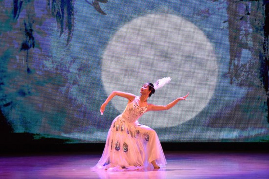 3月15日，中国残疾人艺术团演员在台北表演舞蹈。新华社记者 刘斐 摄