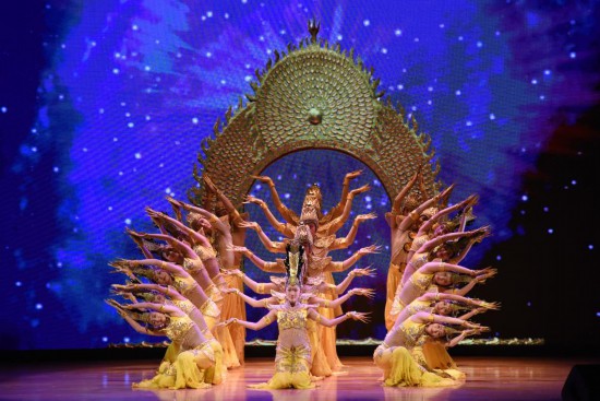 3月15日，中国残疾人艺术团演员在台北表演《千手观音》。新华社记者 刘斐 摄