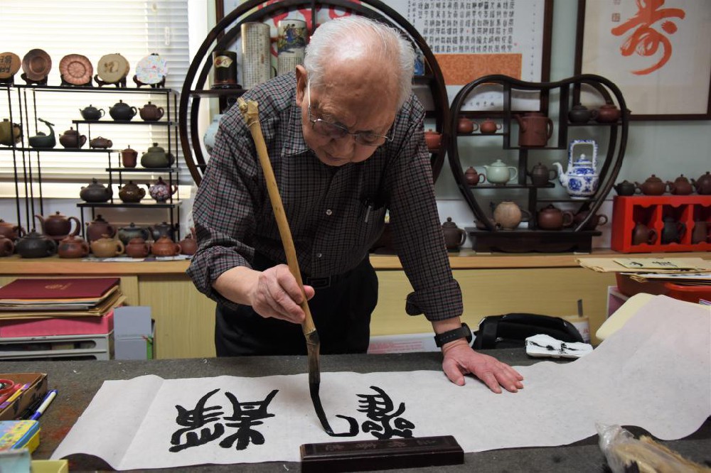 在位于台北的工作室“洪庐艺术小筑”里，台湾书法家洪启义在写书法（4月15日摄）。新华社记者 刘斐 摄
