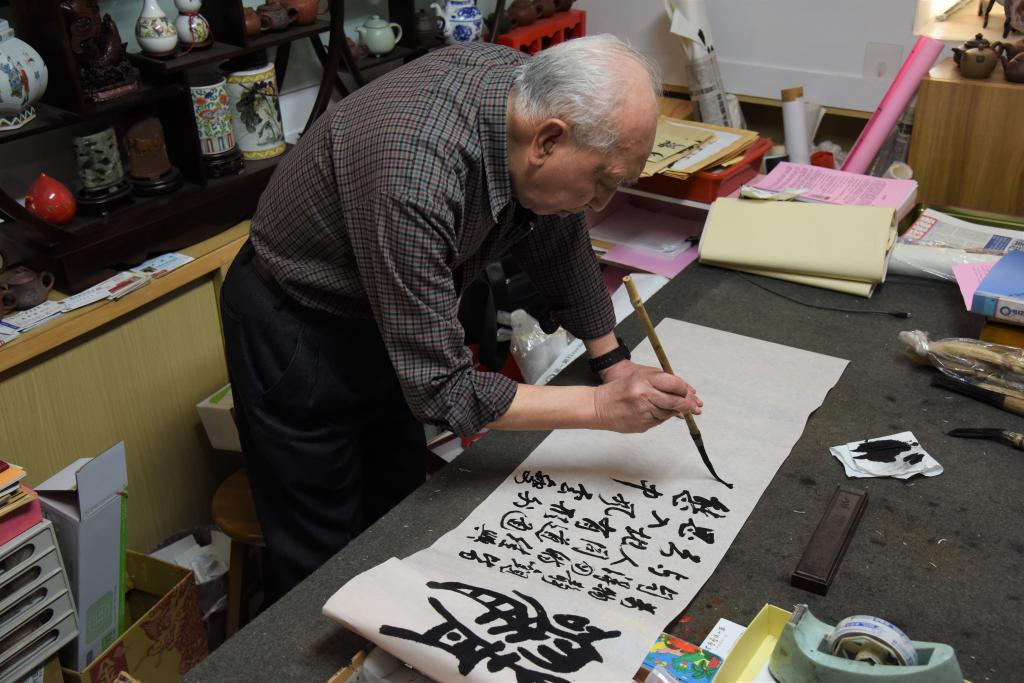 在位于台北的工作室“洪庐艺术小筑”里，台湾书法家洪启义在写书法（4月15日摄）。新华社记者 刘斐 摄