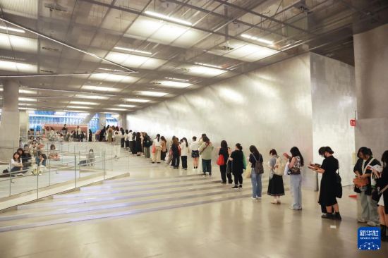 6月19日晚，江苏大剧院原创民族舞剧《红楼梦》在台北表演艺术中心上演。演出开始前，剧场外早早排起长龙。新华社记者 李建华 摄