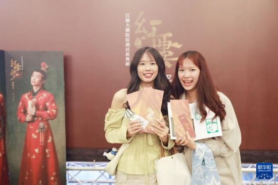 6月19日晚，江苏大剧院原创民族舞剧《红楼梦》在台北表演艺术中心上演。演出开始前，观众在剧场入口处的展板前拍照“打卡”。新华社记者 李建华 摄