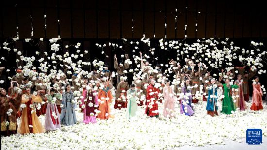 6月19日晚，江苏大剧院原创民族舞剧《红楼梦》在台北表演艺术中心上演。演出结束后，演员返场谢幕。新华社记者 李建华 摄