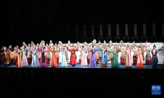 6月19日晚，江苏大剧院原创民族舞剧《红楼梦》在台北表演艺术中心上演。演出结束后，演员返场谢幕。新华社记者 李建华 摄