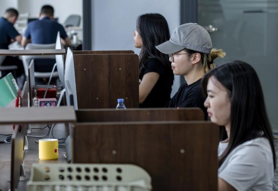 来自华侨大学的台湾学生（右二）在厦门“台青创客家”里实习（2024年6月14日摄）。新华社记者 魏培全 摄